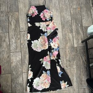Black flower dress with slit on the leg front